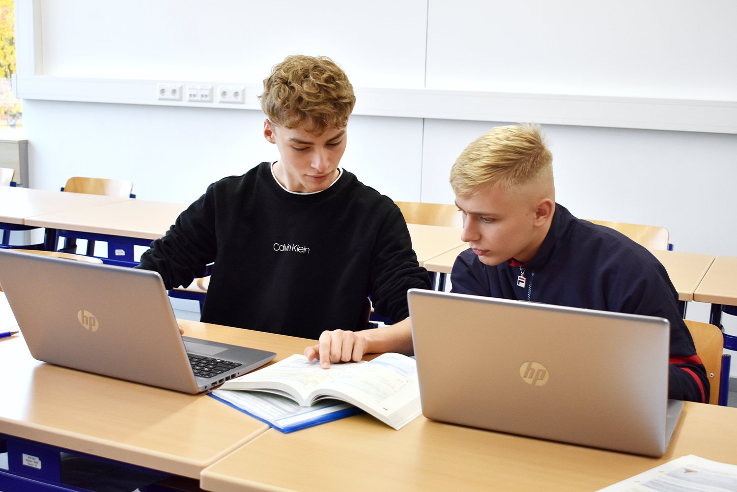 Schüler mit mobilen Notebooks