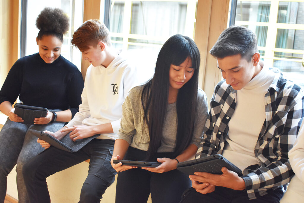 Schüler mit Tablets