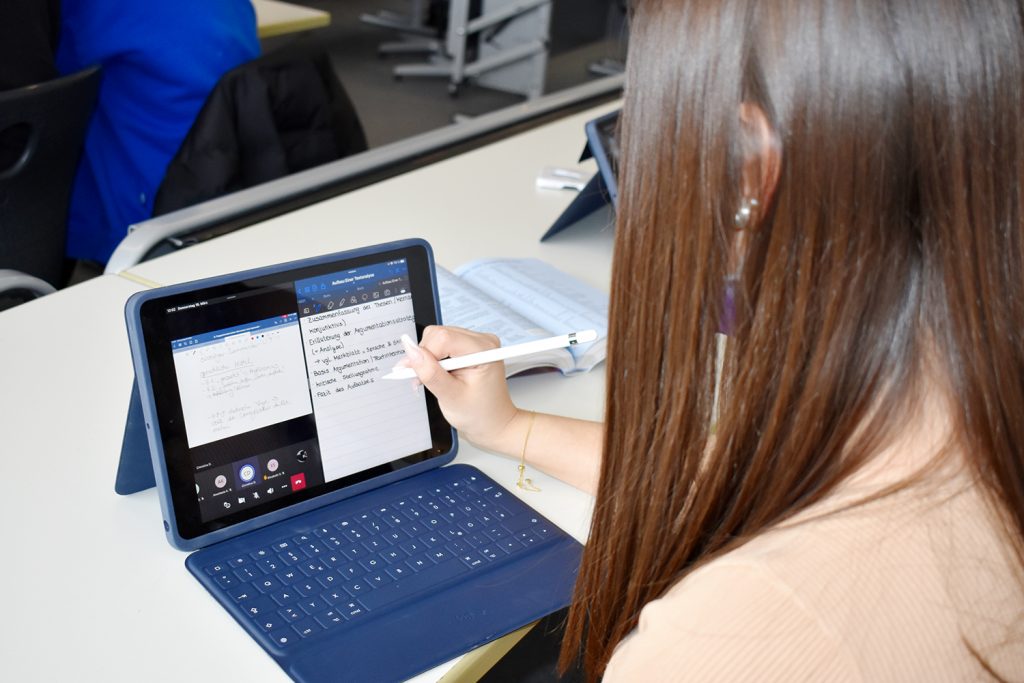 Schüler mit Tablets